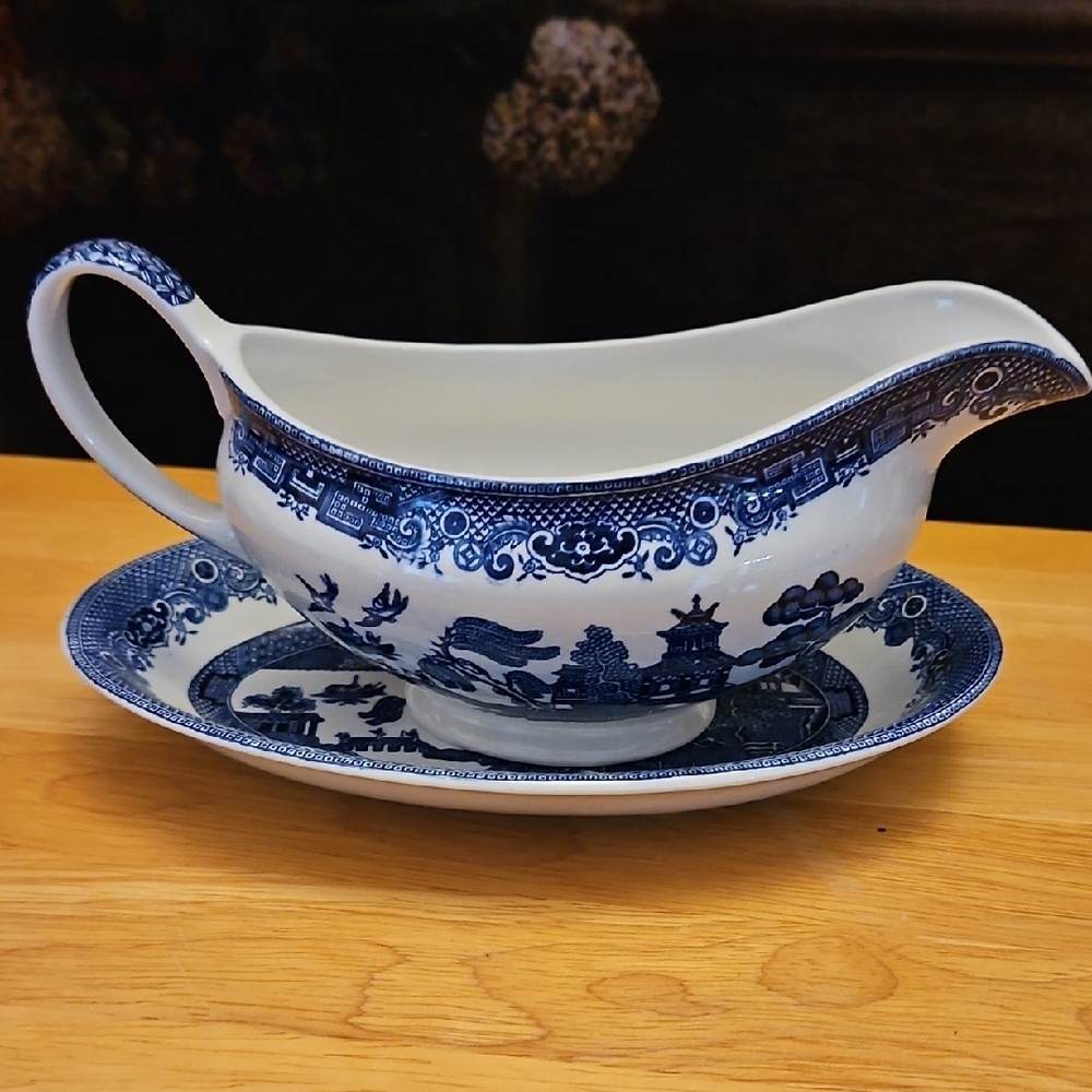 Johnson Brothers Blue and White Gravy Boat with Saucer - Picture 16 of 16